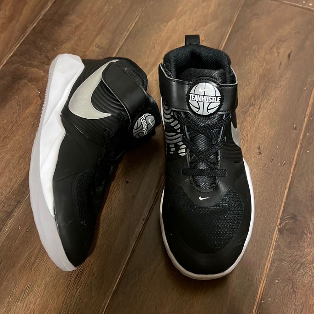 Nike Team hustle tennis shoes